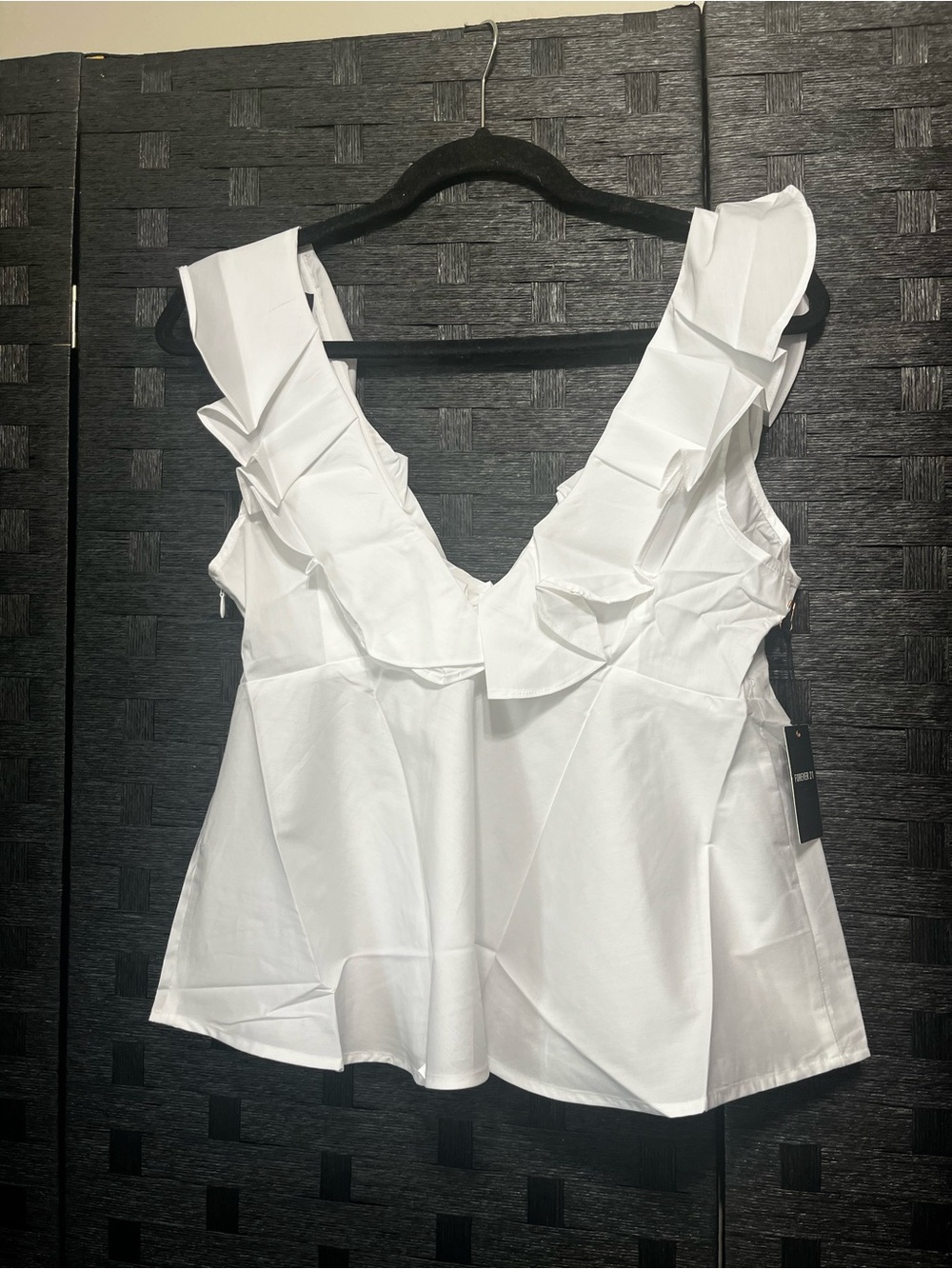 Forever 21 White Ruffle V-Neck peplum blouse Size Large